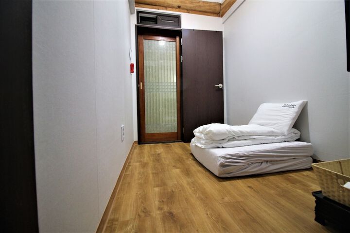 Room 27 of 64