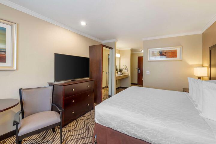 1 King Bed Sofa Bed Desk Microwave, Refrigerator Full Breakfast (15 of 33)