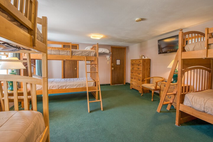 Slope Queen Bed with View (94 of 100)