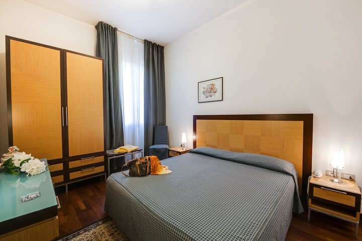 Room 9 of 38