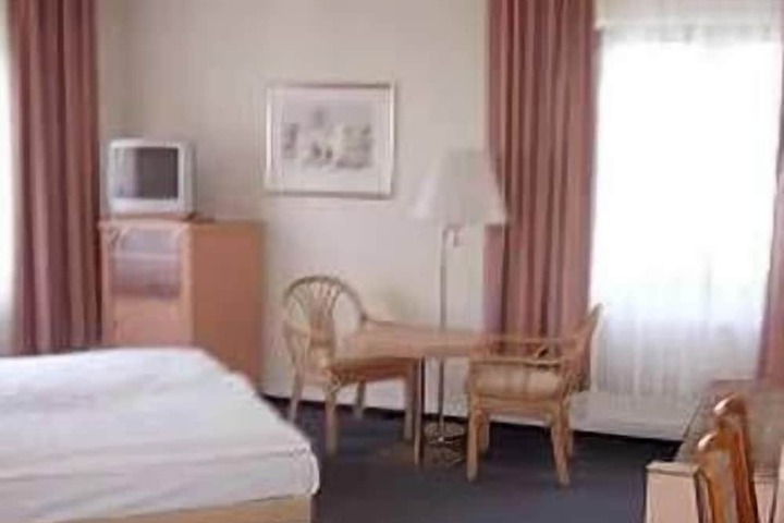 Room 11 of 34