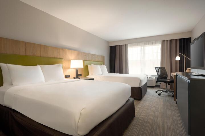 2 Queen Beds (2 of 5)