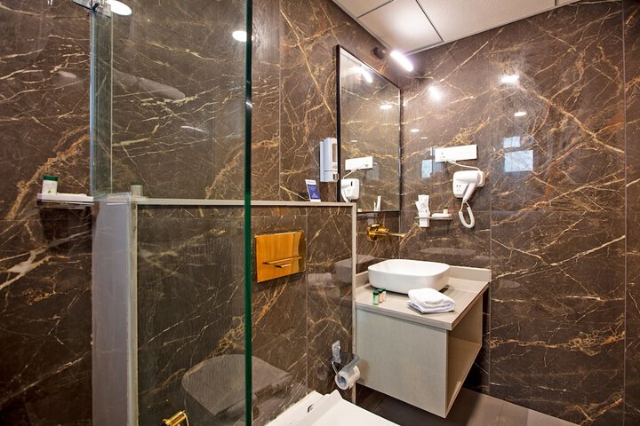 Room 33 of 47