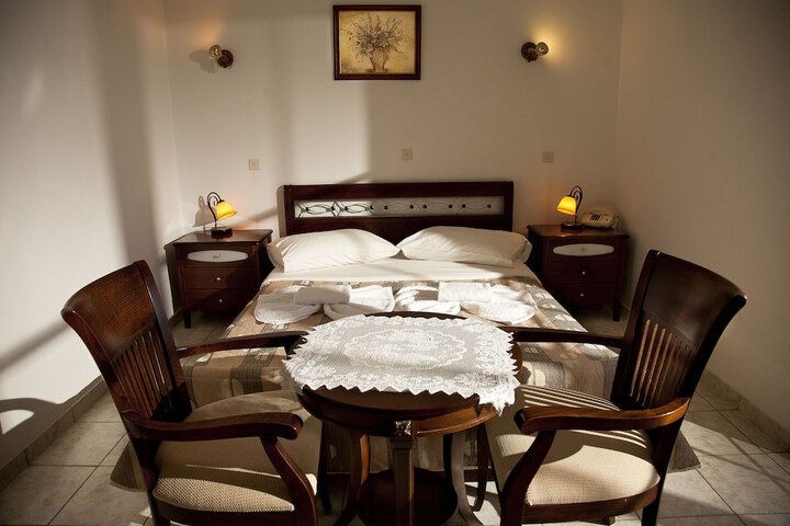 Room 2 of 44