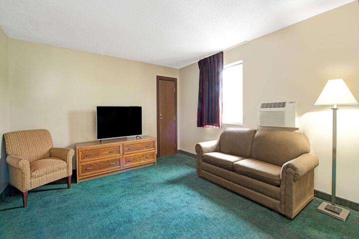 1 King Bed (4 of 12)