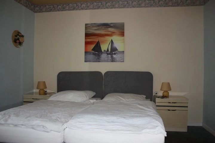 Room 4 of 12