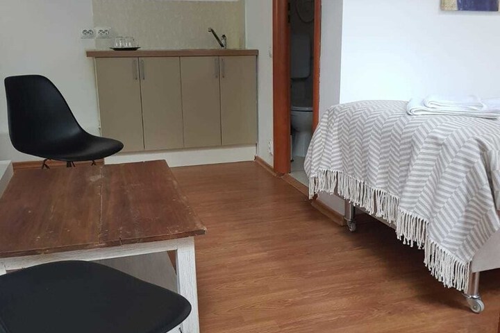 Room 6 of 12