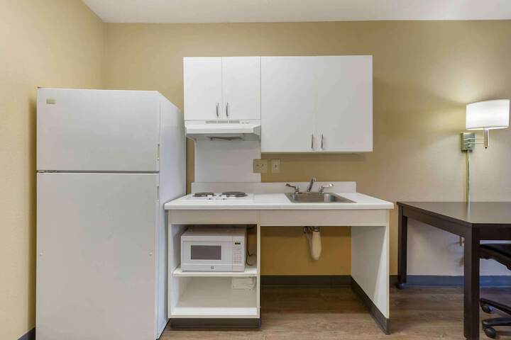 Queen Bed Kitchen (10 of 10)