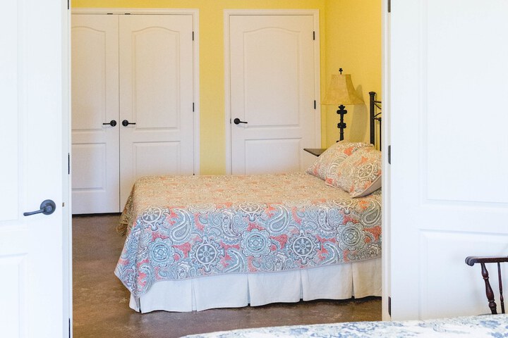 Room 6 of 74