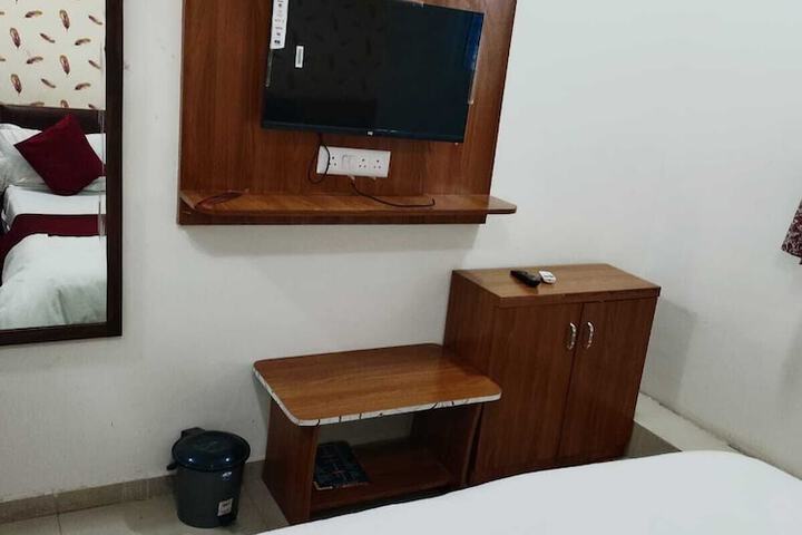 Room 2 of 27