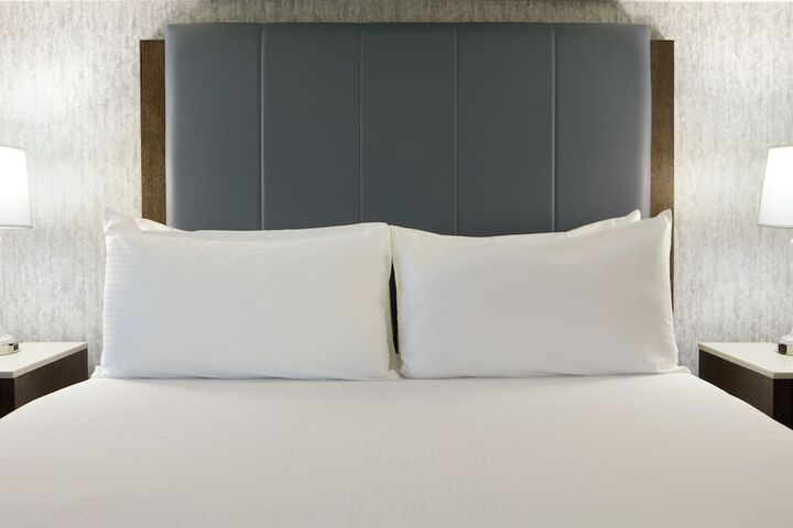 Deluxe Room 1 King (28 of 30)
