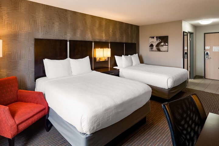 2 Queen Beds Pillowtop Microfridge 37in Led TV High Speed Full Breakfast (4 of 7)