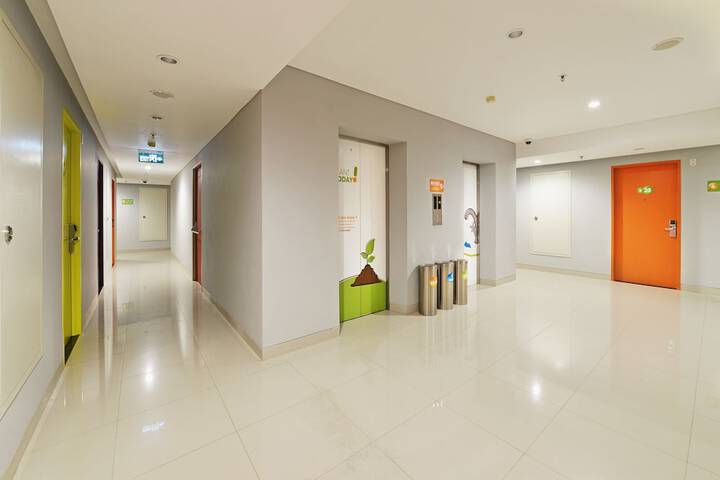 Ballroom/Hall 17 of 23