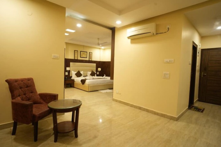 Room 12 of 18