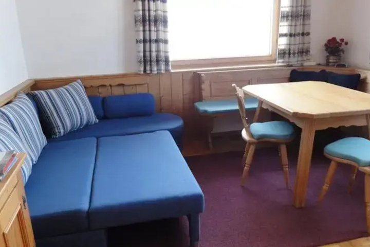 Room 5 of 10