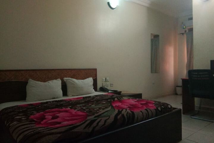 Room 8 of 10
