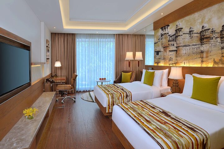 Room 6 of 28