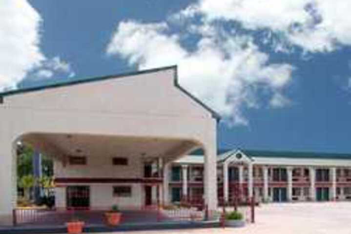 Econo Lodge Inn & Suites North