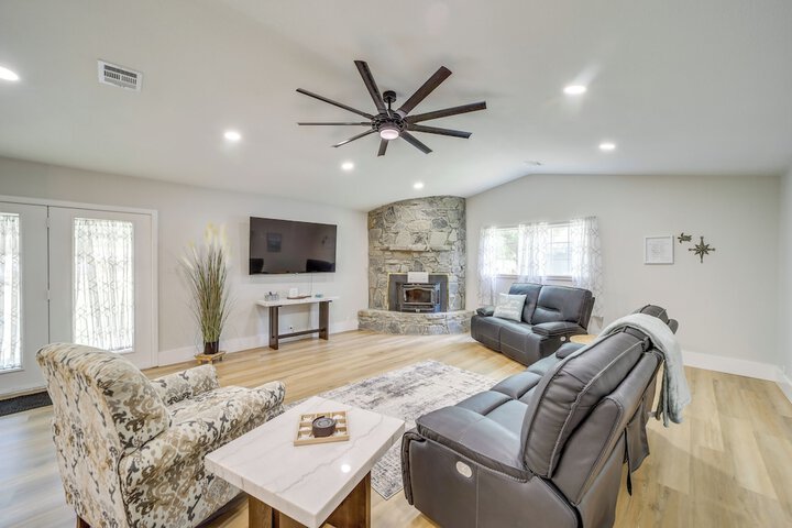 Walk to Lake Parks & Dining: Eufala Family Home!