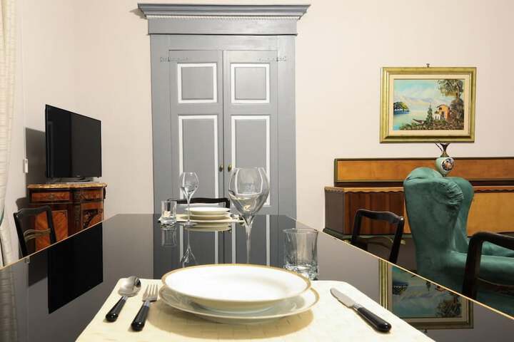 Room 6 of 18