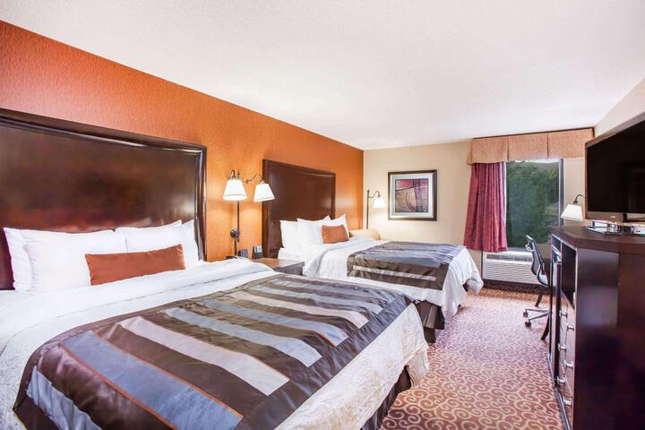 Double Accessible King Size Bed (1 of 8)