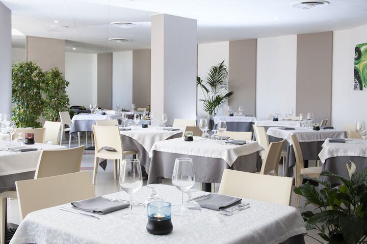 Dining 54 of 61