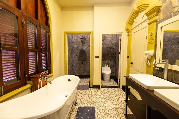 Room 9 of 28