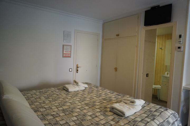 Room 3 of 42