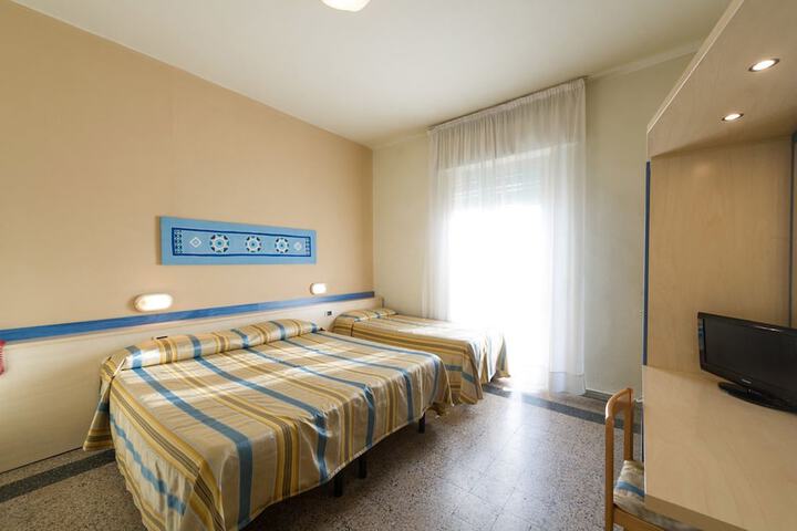 Room 10 of 36