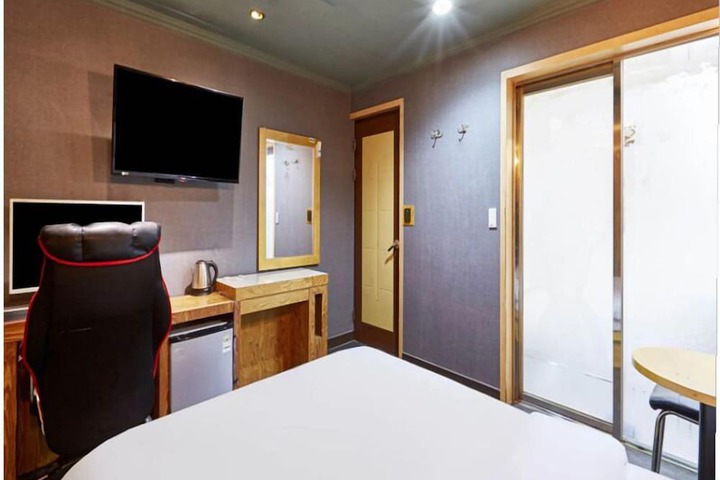 Room 2 of 44