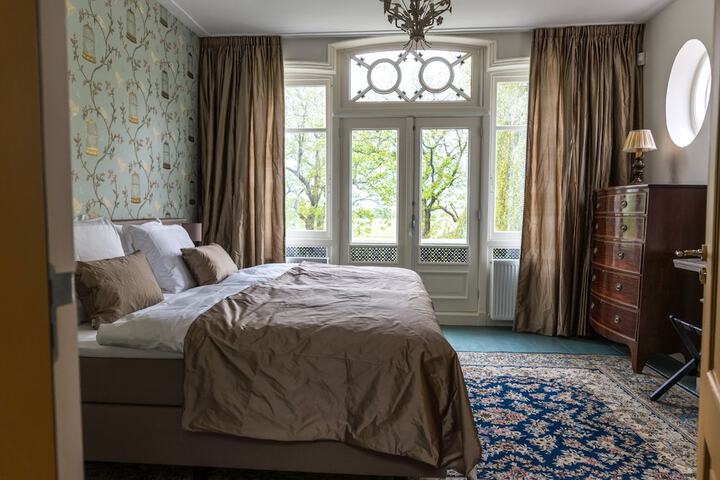 Room 9 of 19