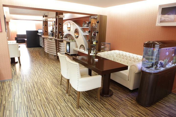Lounge 18 of 25