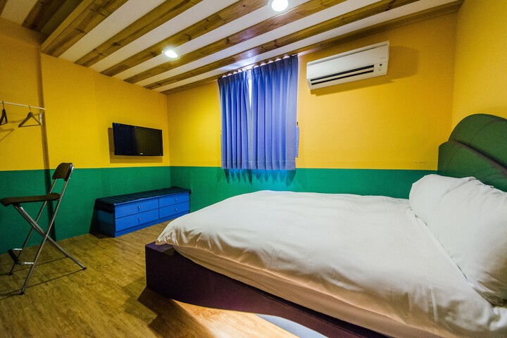 Room 10 of 33