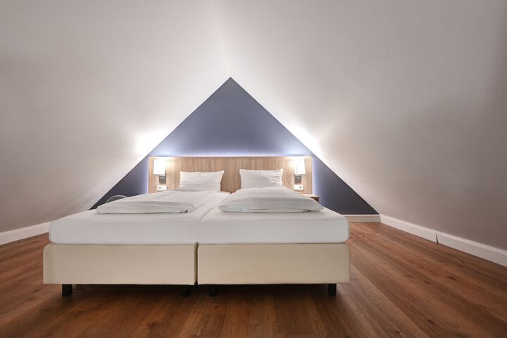 Room 12 of 33