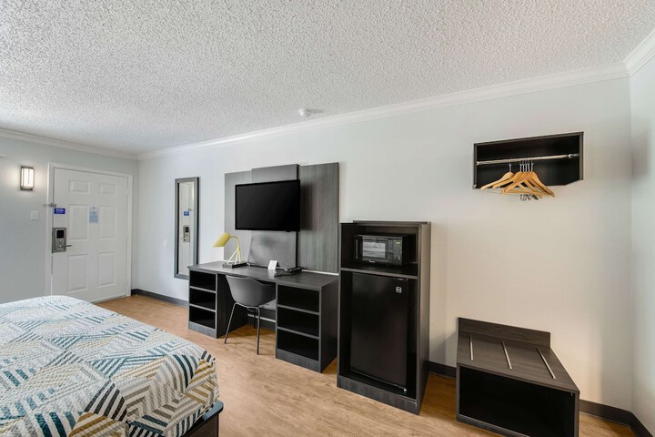 1 King Bed Micfridge (4 of 7)