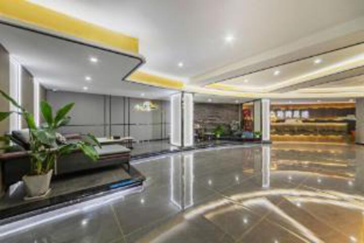 Jingangwan Business Hotel (Qishi Pedestrian Street Branch)