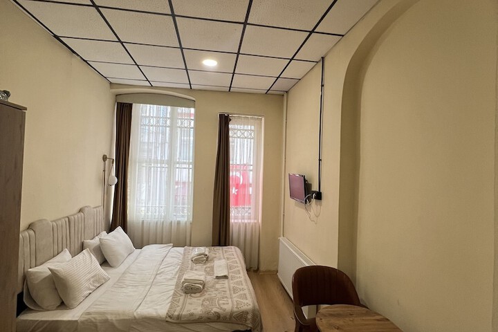 Room 12 of 28