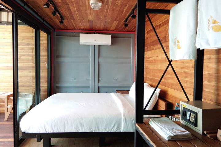 Room 12 of 100