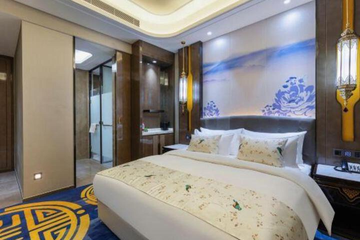 Qianyuan International Hotel (Hotan Night Market)