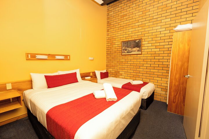 Room 4 of 33
