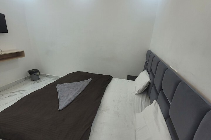 Room 2 of 11