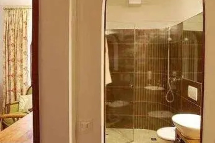 Room 6 of 8