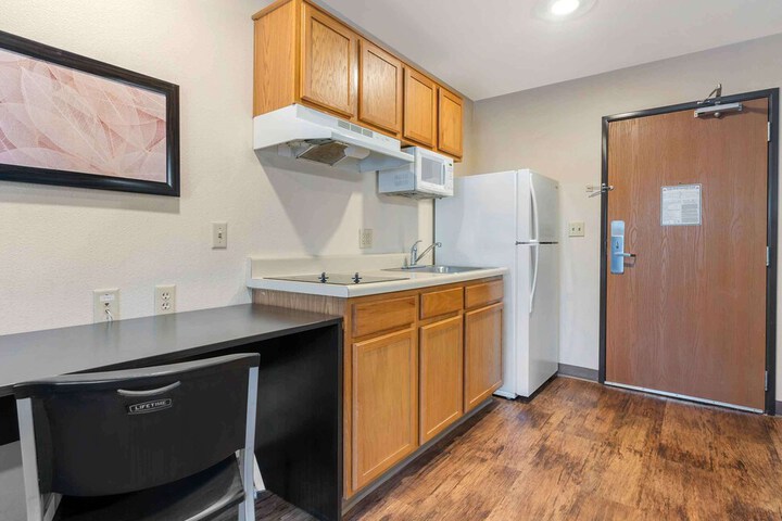 Standard Studio 1 Queen Bed (1 of 7)