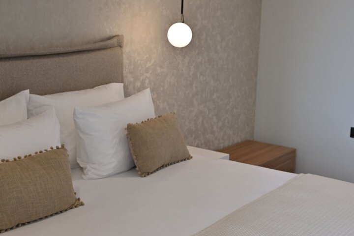 Room 32 of 66
