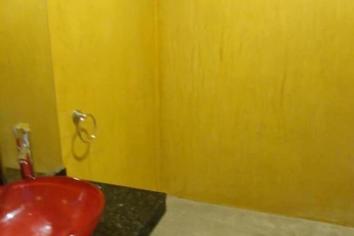 Room 9 of 16
