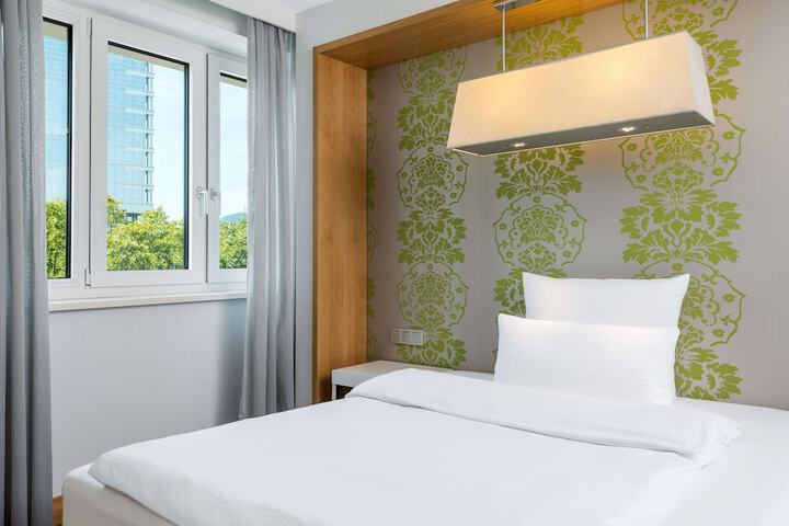 Room 4 of 33