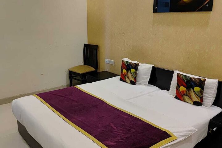 Room 8 of 12