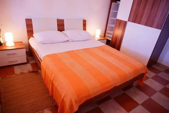 Room 5 of 11