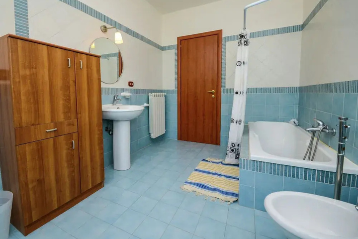 Room 8 of 18