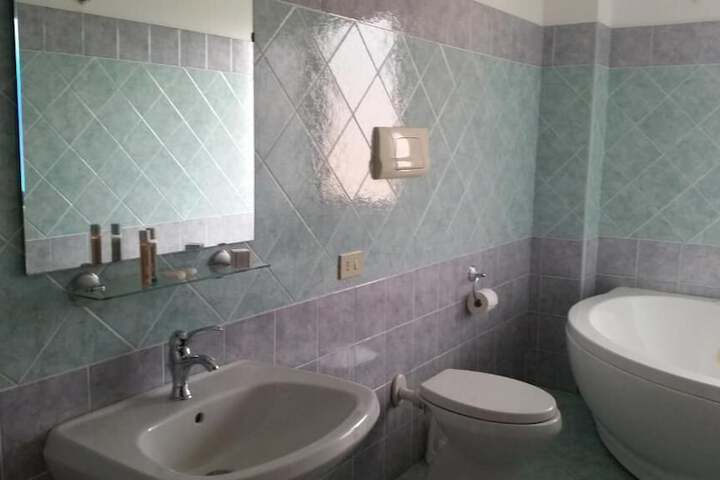 Room 4 of 12